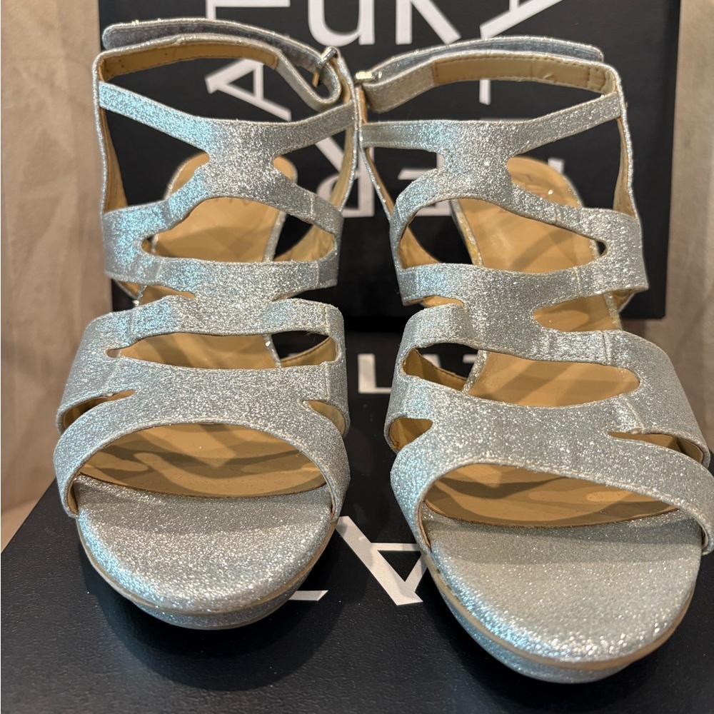 Naturalizer Dianna Silver Strappy Heels 9.5 Wide - Picture 5 of 11